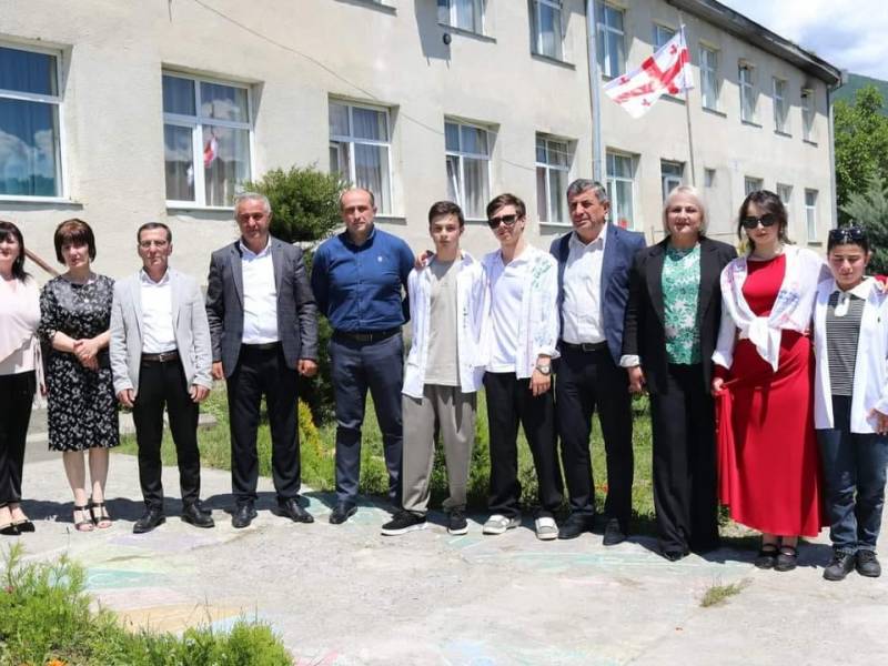 დღეს ,,ბოლო ზარია", მეთორმეტე კლასელთათვის სკოლაში სწავლის დასრულების ბოლო დღე, ლამაზი...